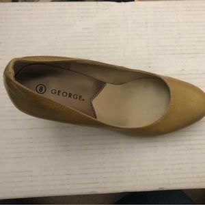 Tan/gold pump